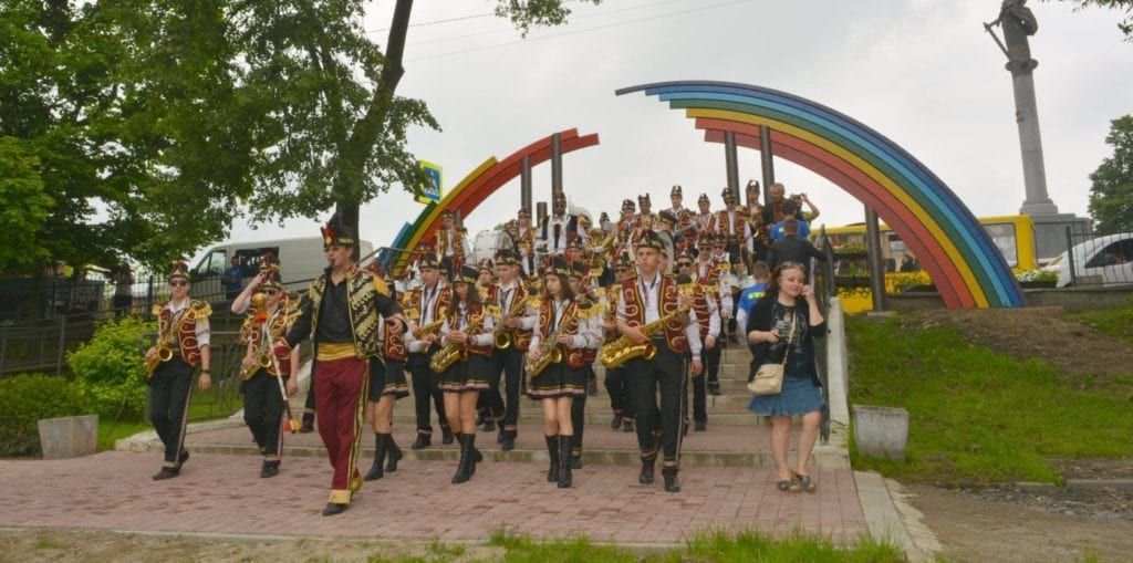 Оркестри йдуть...