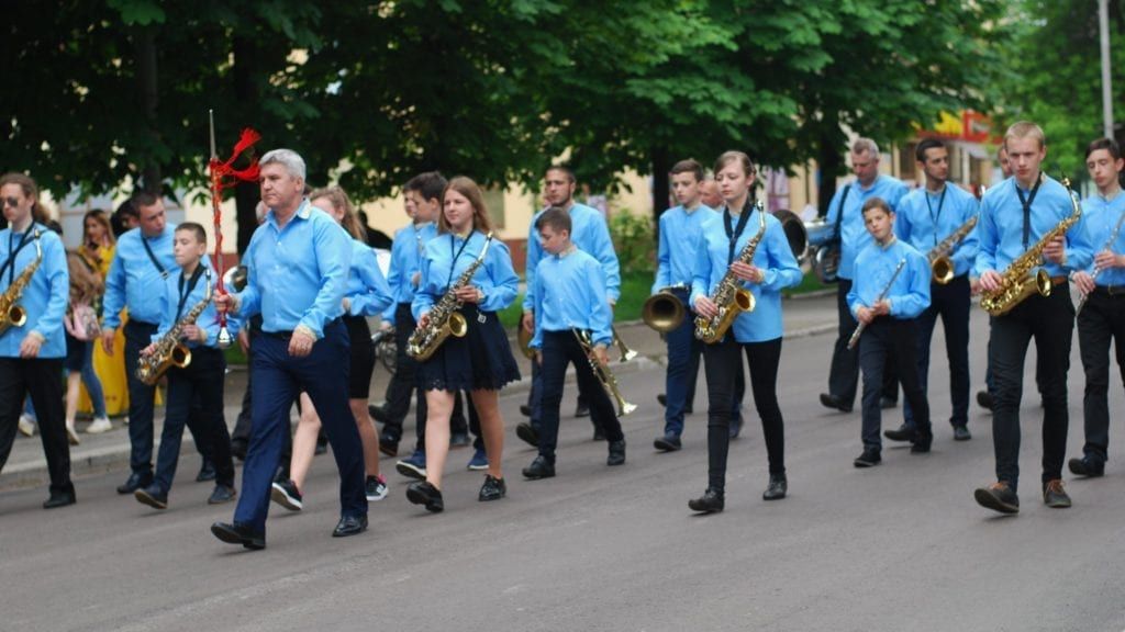 Урочистий хід триває...