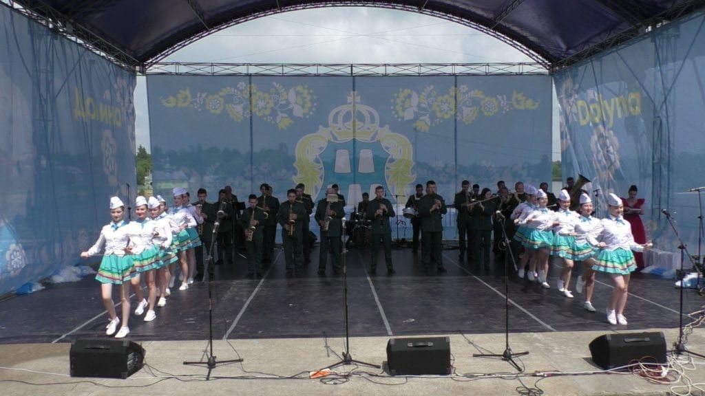 Виступає з мажоретками Долинський муніципальний духовий оркестр
