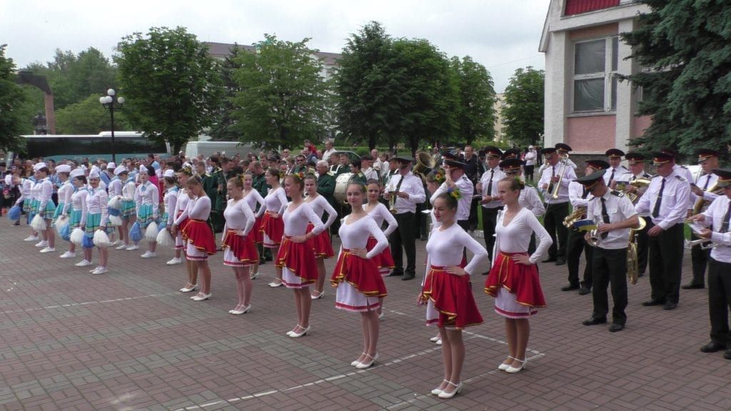 Попереду - мажоретки