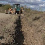 ... а також викопують придорожні стічні канави