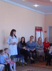 Стоматолог Світлана Лопачук, представники ГО "Жіночий погляд" Ірина Герасимів та Руслана Сліпкевич в колі вихованців, вихователів та батьків