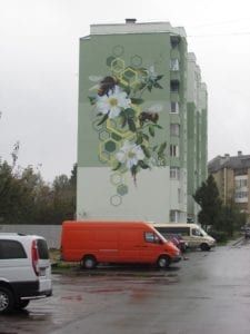Медовий мурал по проспекту Незалежності