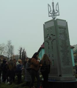 Школярі міських шкіл несуть до підніжжя монументу лампадки