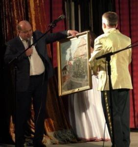 Ювілейний подарунок керівнику оркестру Ярославу Скаб'яку вручає міський голова Володимир Гаразд