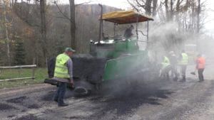 Хід асфальтування дороги у Лоп'янці