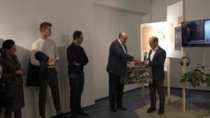 Міський голова Володимир Гаразд вручає пам'ятні подарунки Богдану Гою, Павлу Гудімову та іншим гостям 