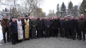 Учасники заходу біля пам'ятного знаку 