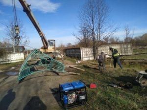 Комунальники  встановлюють нову зупинку в Якубові