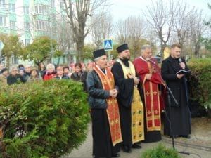 Поминальна панахида за участю священиків о. Романа Винника, о. Зореслава Котовича, о. Василя Витвицького та студента Івано-Франкіської духовної семінарії ім. І. Золотоустого Дмитро Котовича.