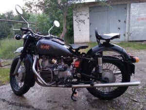  Аж не віриться, що мотоцикл К-750М - старший роками за Дениса. Завдяки "золотим рукам" майстра - він наче щойно із заводу