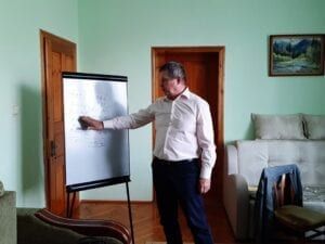 Ліцеїсти по той бік екрану слухають, записують і освоюють нову тему уроку