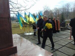 Вклонилися пам’яті Кобзаря та поставили квіти до підніжжя монументу представники міста і громадськості нашого краю, секретар Долинської міської ради Віктор Гошилик і заступник голови Долинської РДА Михайло Дидяк