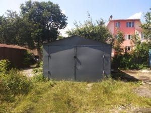 Металевому самобуду - не місце перед вікнами мешканців будинку