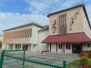 Долинська школа естетичного виховання імені Мирослава Антоновича в день вшанування Маестро. Зліва- концертний зал імені Володимира Луціва