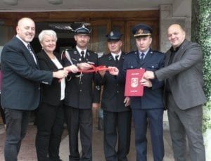 Урочиста мить вручення ключів і документів на авто. Зліва направо: Генрік Ляква, Сибіла Стельмах (війт гміни Попелув, звідки авто), два польські пожежники, Тарас Мельник, Володимир Гаразд