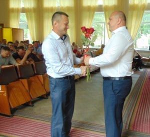 Міський голова Володимир Гаразд вітає ювіляра - в.о. старости Лоп'янки Богдана Коса