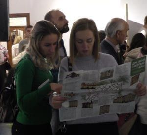 Учасники заходу вивчають маршрут-прогулянку "Дім, який збудував Іван"