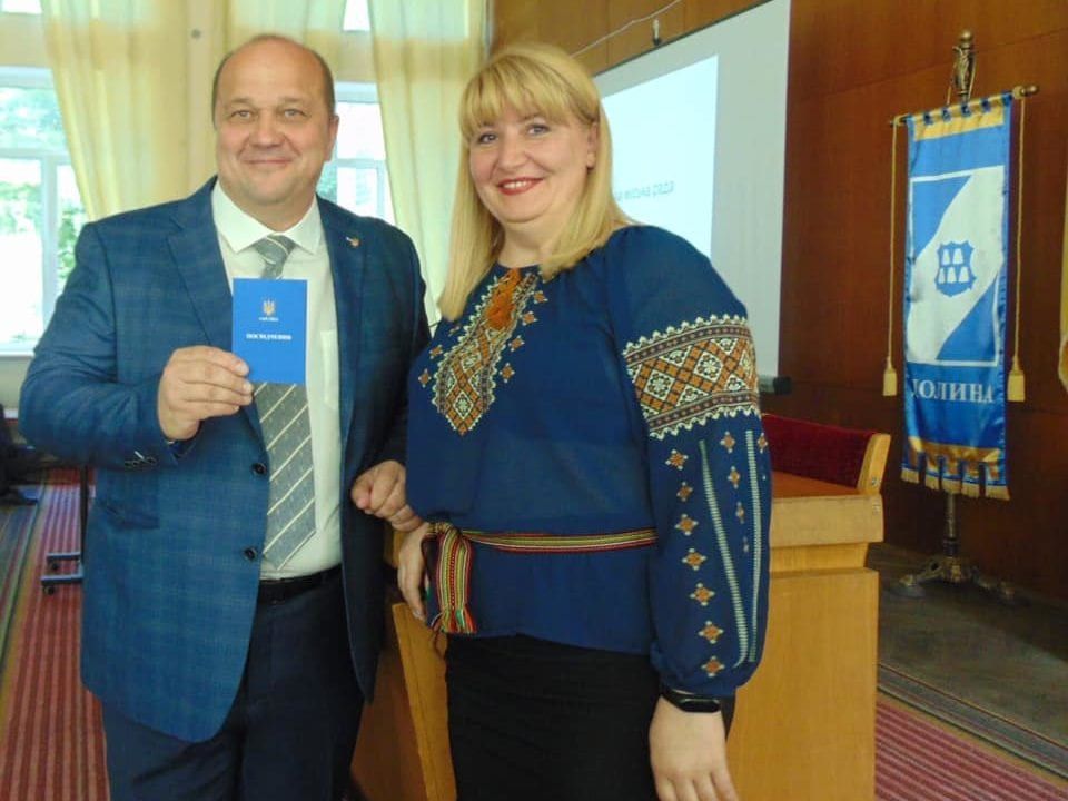 Голова міської виборчої комісії Тетяна Керницька вручила очільнику ОТГ Володимиру Гаразду відповідне посвідчення