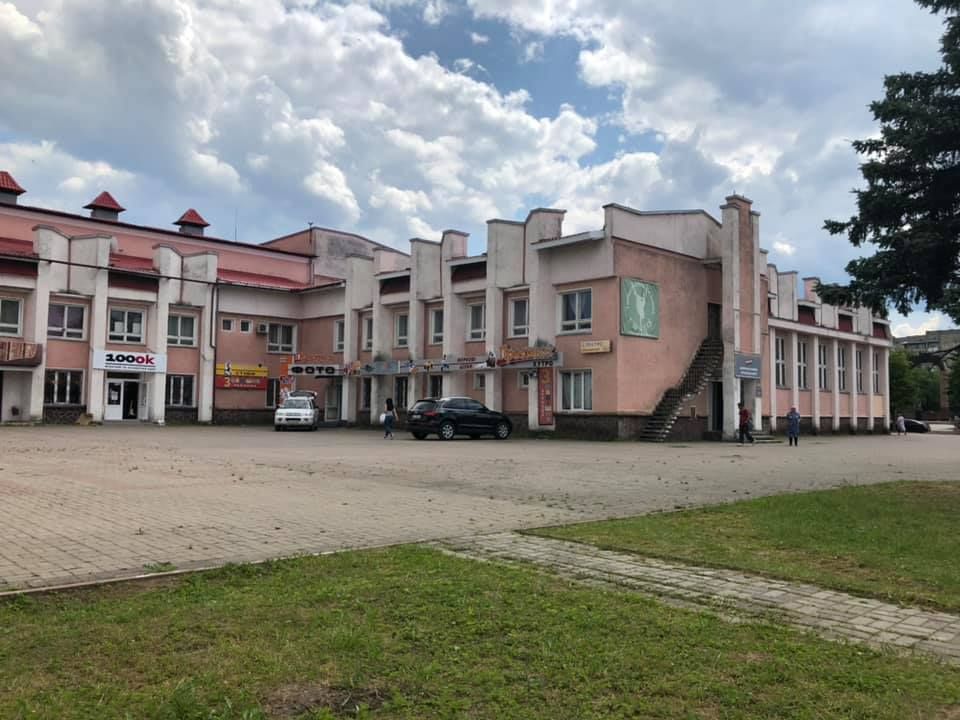 В міському Будинку культури - багато вікон і дверей